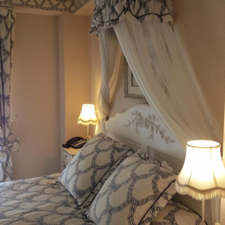 Hostellerie Du Prieure Saint-Prix  Екстериор снимка