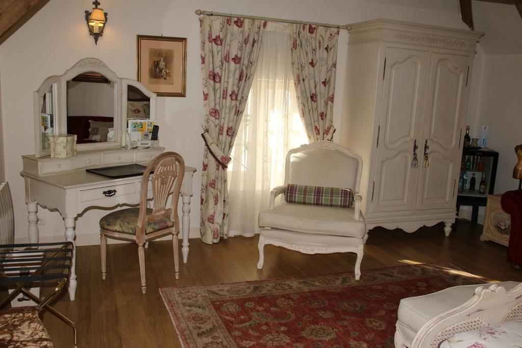 Hostellerie Du Prieure Saint-Prix  Екстериор снимка