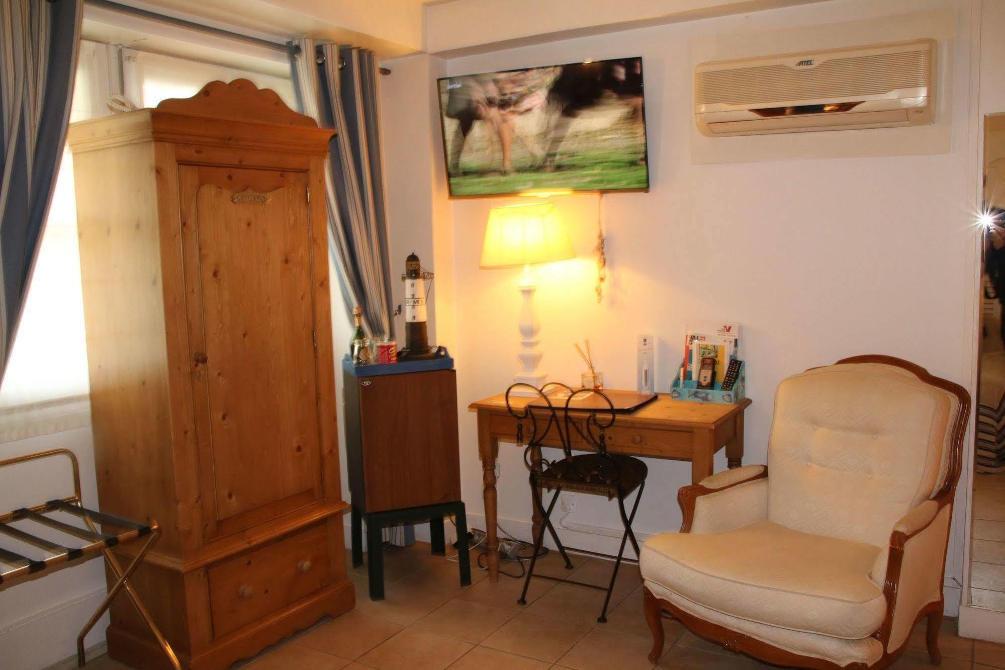 Hostellerie Du Prieure Saint-Prix  Екстериор снимка