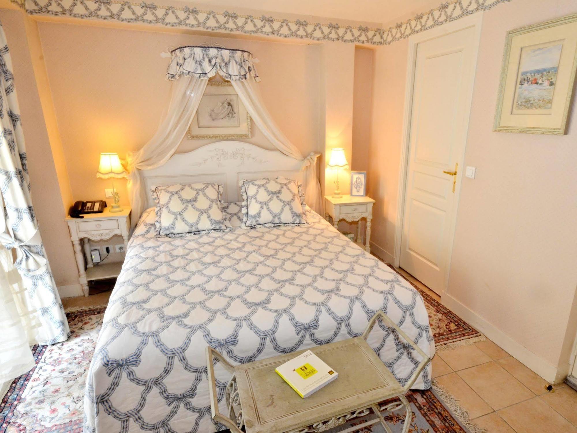 Hostellerie Du Prieure Saint-Prix  Екстериор снимка